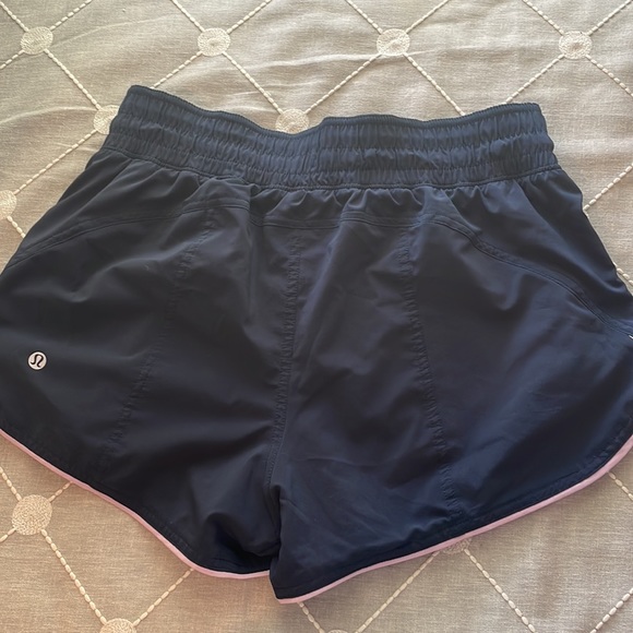 Lululemon size 8 reversible shorts blue/pink - Picture 6 of 6
